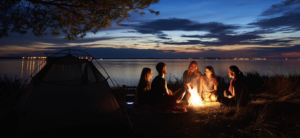 Ein gemütliches Lagerfeuer beim Camping – trockenes Brennholz brennt sauber, heiß und zuverlässig. Ideal für laue Sommerabende in der Natur.